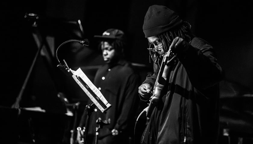 Na pierwszym planie: Emmanuel Michael na gitarze, w tle: Ambrose Akinmusire