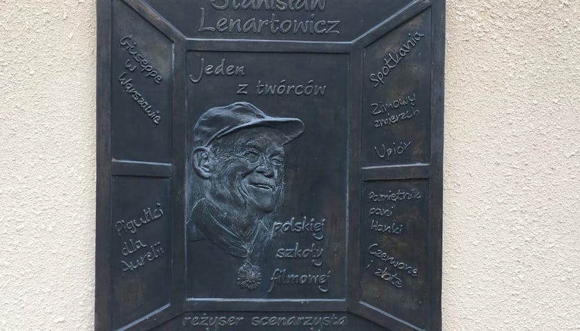 <p>Tablica poświęcona reżyserowi Stanisławowi Lenartowiczowi na budynku Wytw&oacute;rni Film&oacute;w Fabularnej we Wrocławiu przy ul. Wystawowej&nbsp;</p>