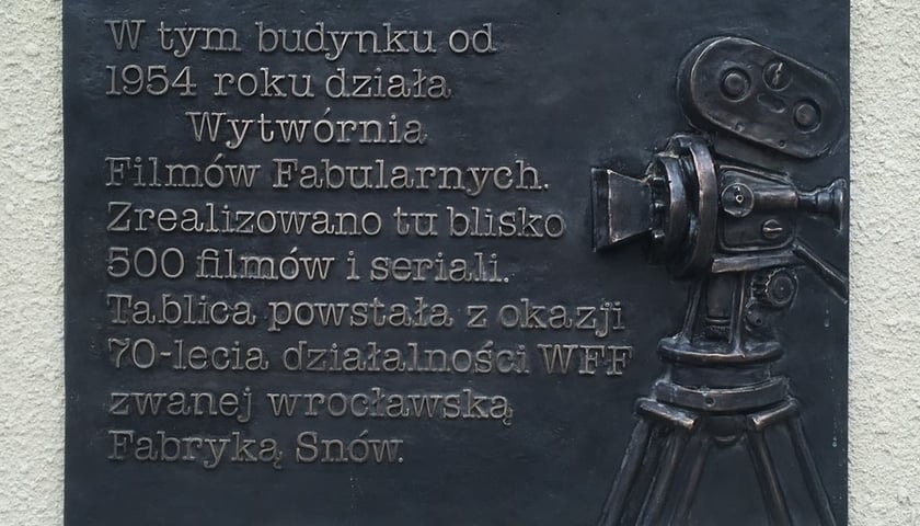 Powiększ obraz: <p>Tablica na budynku Wytw&oacute;rni Film&oacute;w Fabularnej we Wrocławiu przy ul. Wystawowej&nbsp;</p>