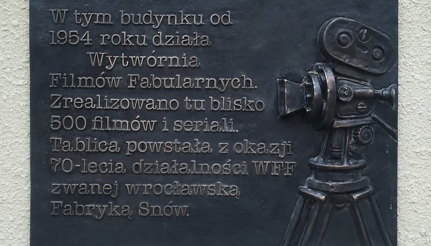 <p>Tablica na budynku Wytw&oacute;rni Film&oacute;w Fabularnej we Wrocławiu przy ul. Wystawowej&nbsp;</p>