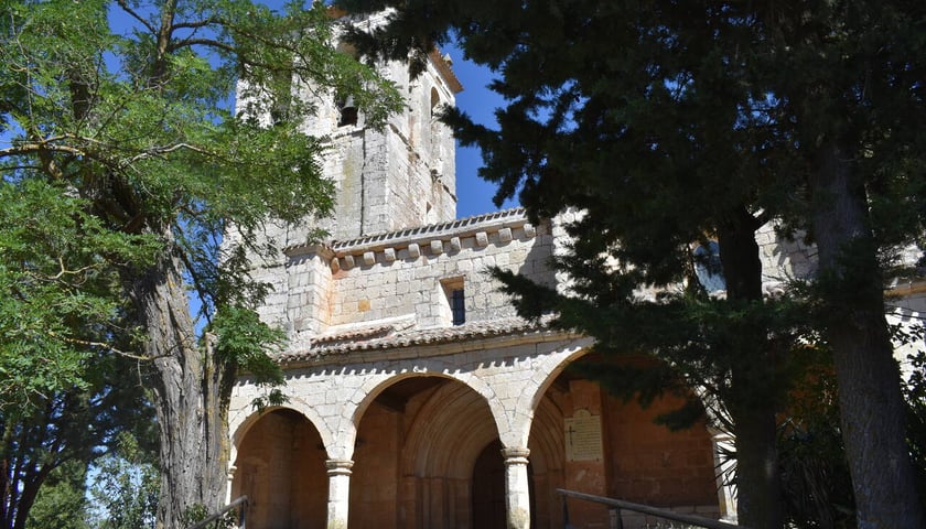 <p>Sandoval de la Reina, romański kości&oacute;ł św. Piotra</p>