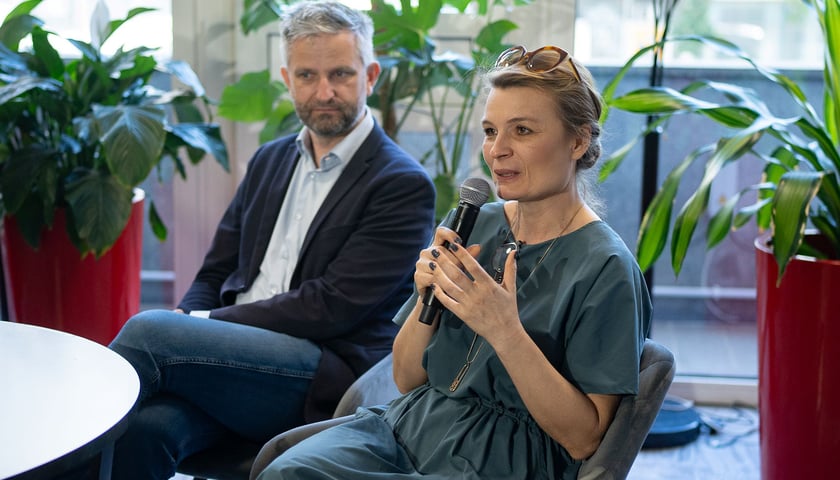 Olga Nowakowska, dyrektorka Strefy Kultury Wrocław i Bartłomiej Świerczewski, dyrektor dyrektor Departamentu Spraw Społecznych UM