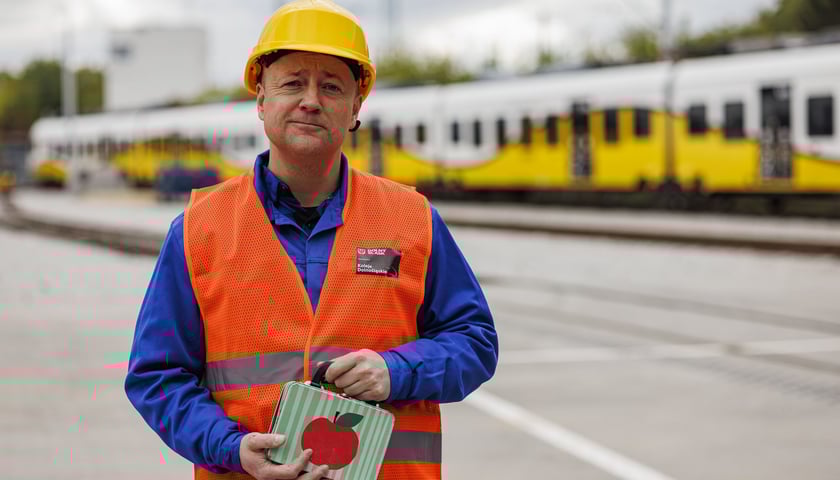 Kadr z teledysku Koleje ludzkich losów