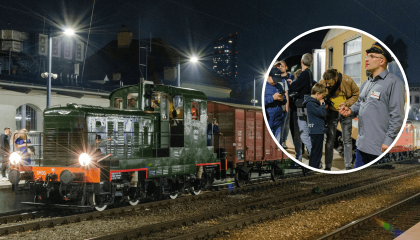 Zabytkowy pociąg na peronie. Na zdjęciu w kółeczku - zwiedzający pociągu w czasie ostatnich Nocy Muzeów