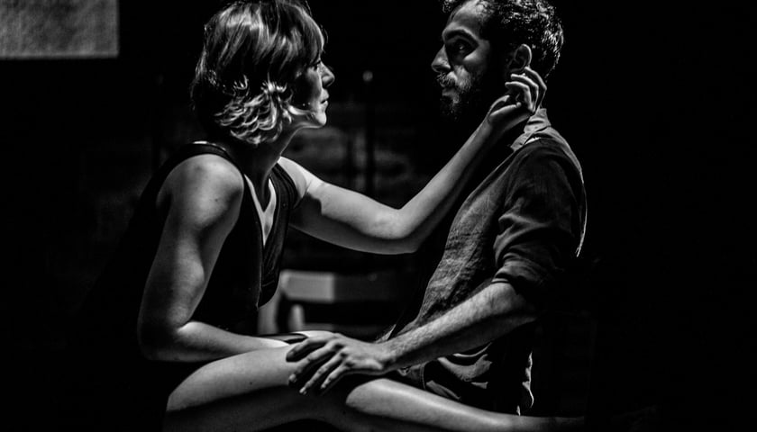 <p>Scena ze spektaklu "Nikt (nie) spotyka Nikogo": Aleksandra Kugacz Semerci, Mertcan Semerci</p>