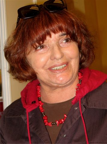 Hanna Krall urodziła się w Warszawie w 1935 roku w żydowskiej rodzinie urzędników