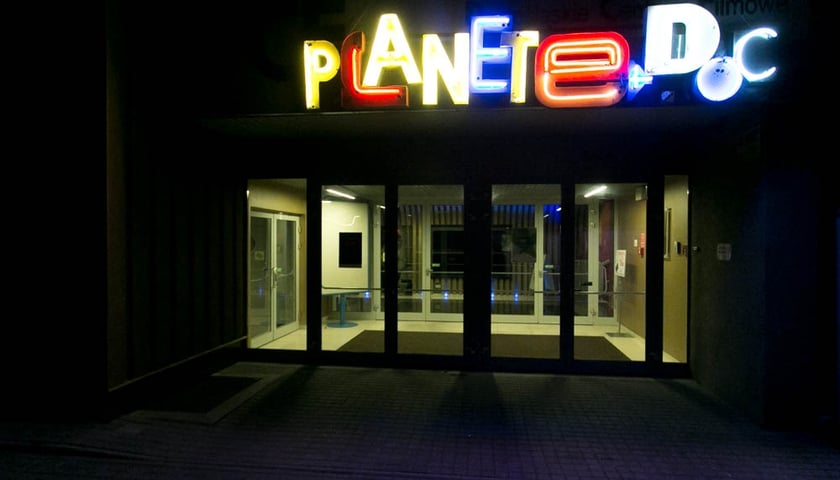 Napis „Planete Plus Doc”