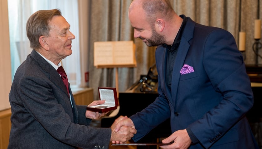 Jacek Sutryk wręcza artyście medal "Merito de Wratislawia" (Zasłużony dla Wrocławia)
