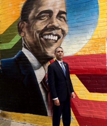 Louis Ortiz na tle muralu z wizerunkiem prezydenta Baracka Obamy