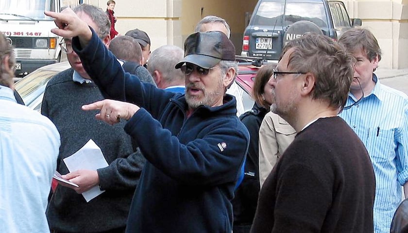 Steven Spielberg na pl. Uniwersyteckim we Wrocławiu w 2004 roku