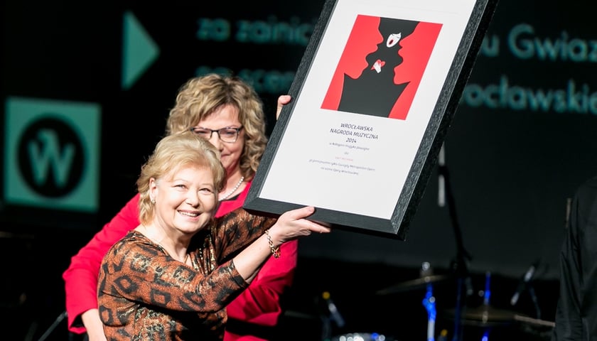 Ewa Michnik laureatką Wrocławskiej Nagrody Muzycznej w kategorii muzyka poważna, wręczała wiceprezydent Anna Szarycz
