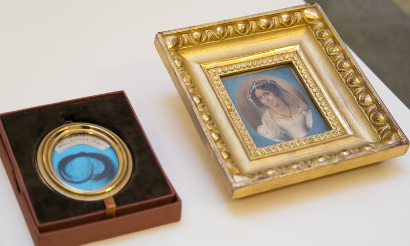Pamiątki po Juliuszu Słowackim - kosmyk włosów poety i portret-miniatura jego matki Salomei