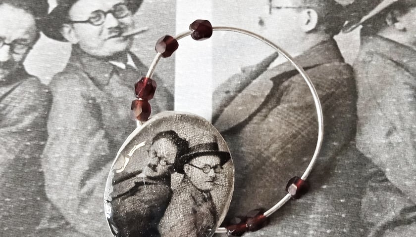 <p>Broszka z &bdquo;chłopakami&rdquo; &ndash; Moritzem Hadda i Henirichem Tieschlerem</p>