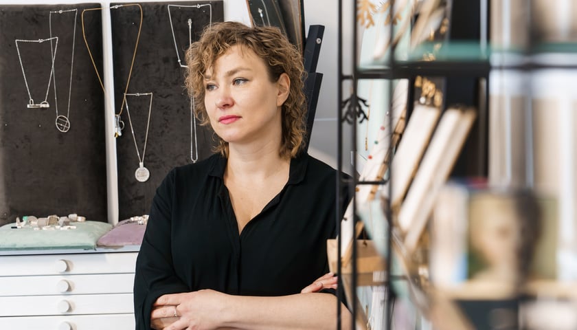 <p>Dominika Kuźniar w swojej pracowni</p>