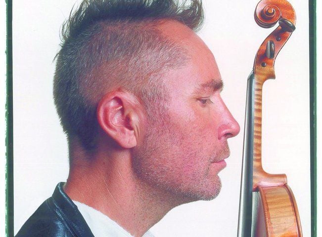 Nigel Kennedy tu z klasycznymi skrzypcami, ma też elektryczne