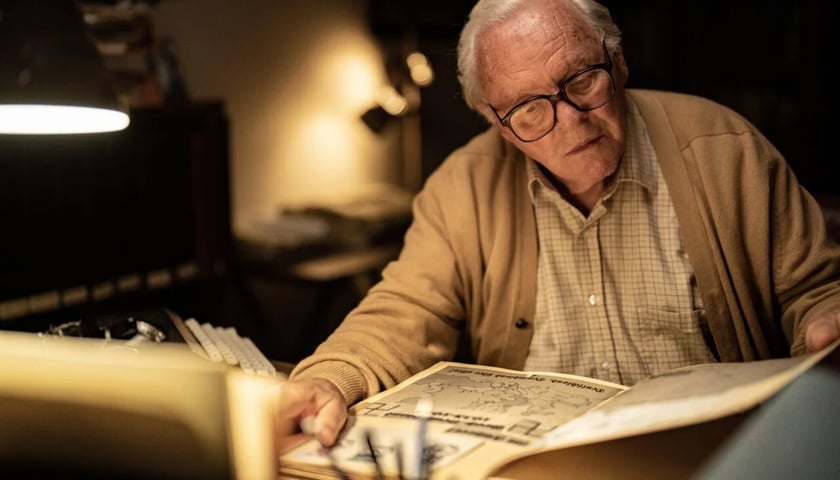 na zdjęciu Anthony Hopkins czyta gazetę, kadr z filmu „Jedno życie”