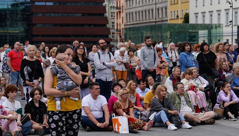 Kobiety i mężczyźni na pl. Wolności słuchają gwiazd Metropolitan Opera