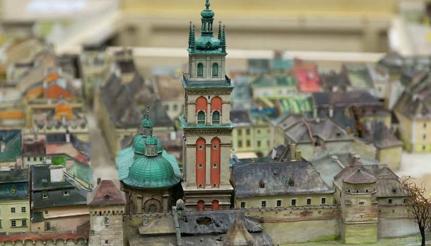 Montaż Panoramy plastycznej dawnego Lwowa w Hali Stulecia 