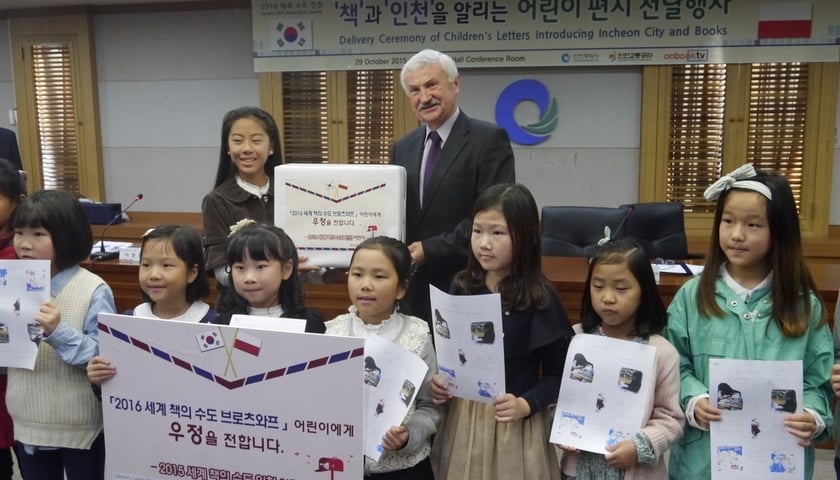 Dzieci z Incheon, Światowej Stolicy Książki UNESCO, z ambasadorem RP Krzysztofem Majką