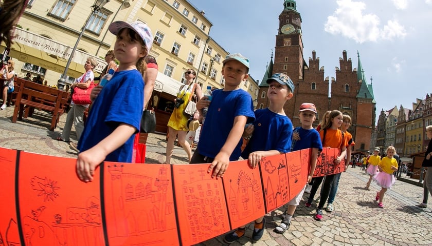Wielkie czytanie książki artystycznej "Wrocław moje miasto"