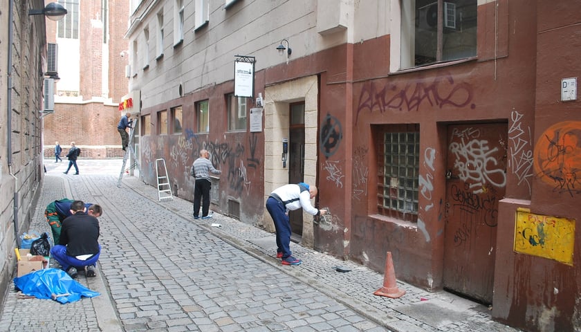Przygotowanie ściany do muralu przez wolontariuszy z Zakładu Karnego nr