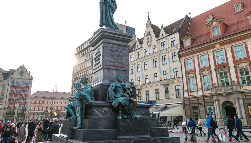 Krakowski pomnik Adama Mickiewicza stanął na wrocławskim Rynku