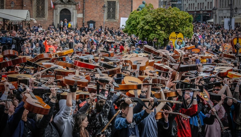 Gitarowy Rekord Guinnessa 2017. Zagrało 6299 gitar [ZDJĘCIA]