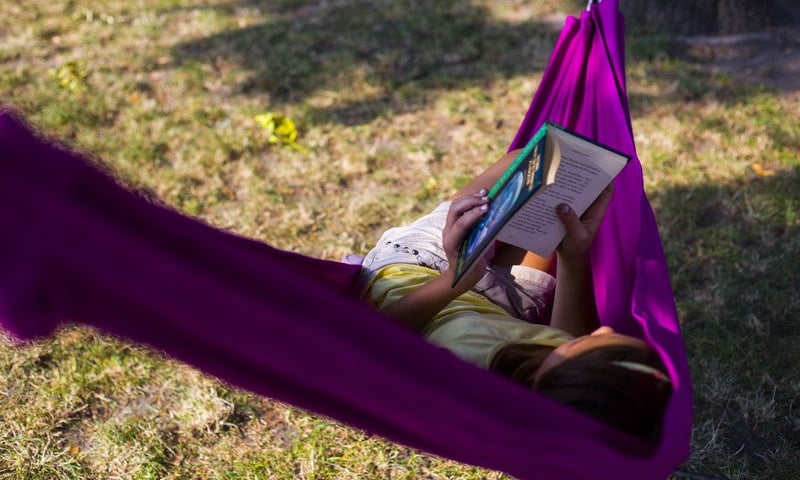 Zielona czytelnia w parku Tołpy