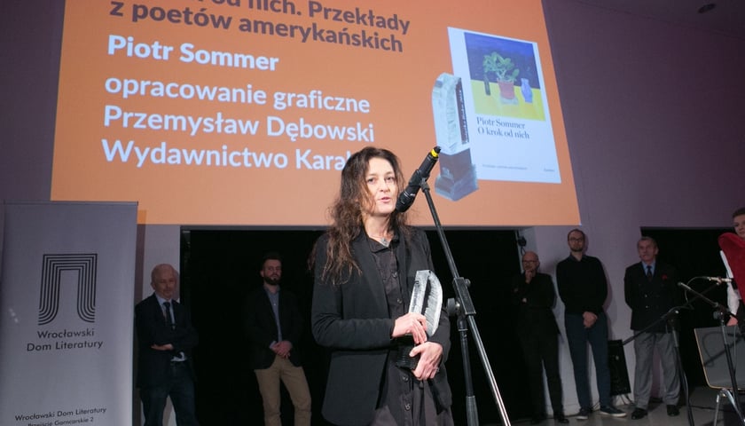 Małgorzata Szczurek, współzałożycielka wydawnictwa Karakter odbiera "Pióro Fredry" i tytuł Książki Roku 2018 dla tomu "O krok od nich". Przekłady Piotra Sommera