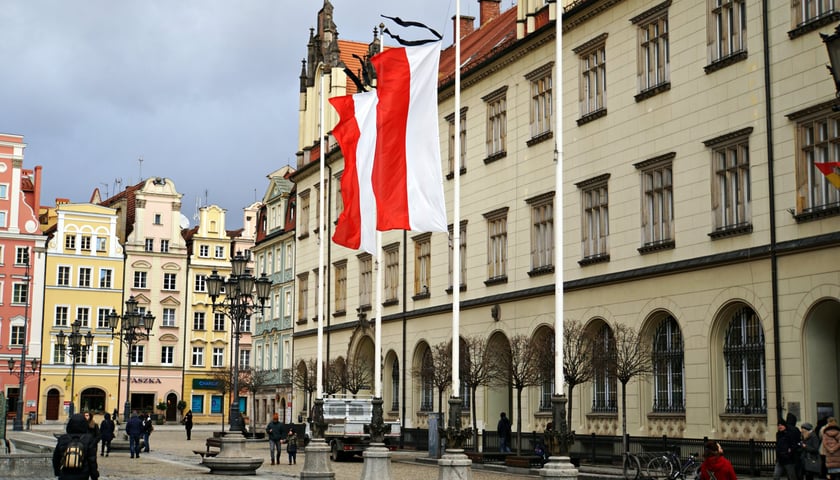 flagi prze Ratuszem opuszczone do połowy masztu