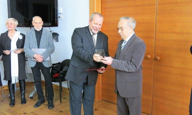 Profesor Zbigniew Horbowy (po prawej) podczas wręczenia Diamentu Wrocławia przez prezesa Towarzystwa Miłośników Wrocławia Zbigniewa Magdziarza (po lewej)