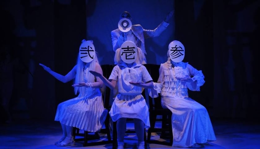 Scena ze spektaklu "Klasa szaleńców" Zespołu Teatralnego Ikenoshita