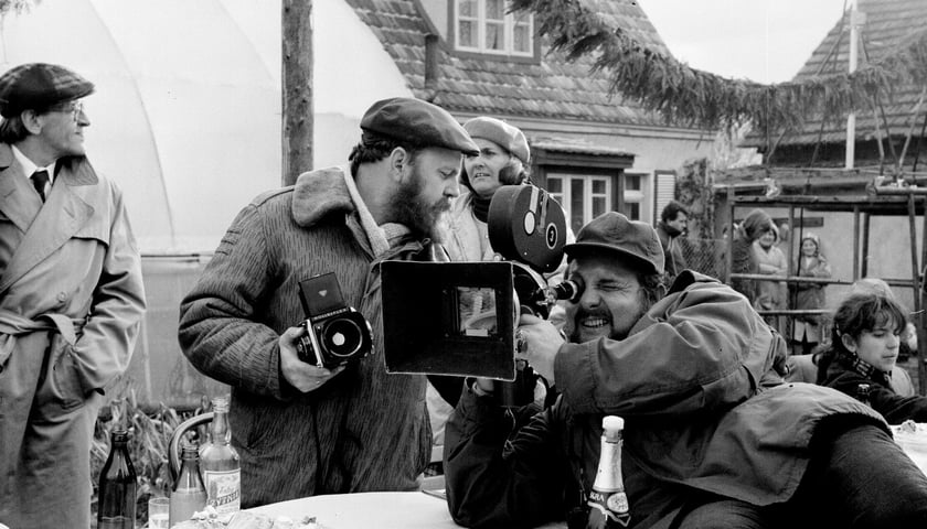 <p>Na zdjęciu Stefan Kurzyp z aparatem fotograficznym na planie filmowym</p>