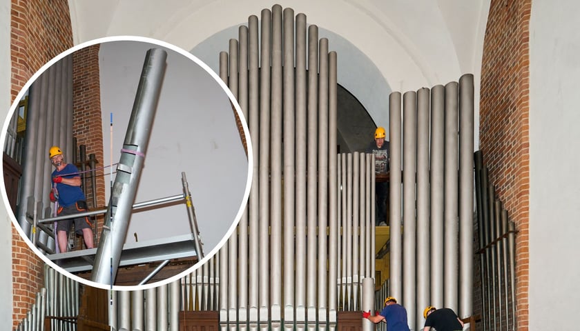 Organy w katedrze wrocławskiej. W kółku z lewej pracownik zdejmuje prospektową piszczałkę 