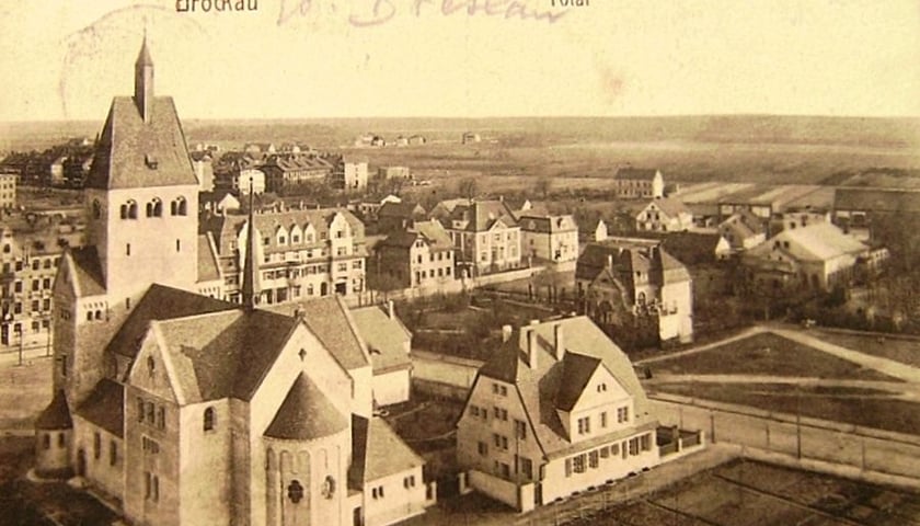 Powiększ obraz: <p>Fragment Brochowa z kościołem św. Jerzego oraz okoliczną zabudową, rok 1916</p>