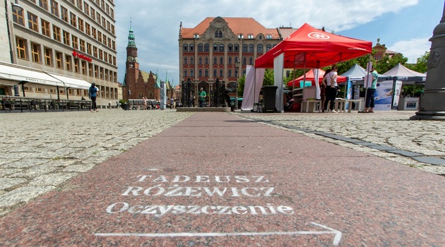 Wiersze Tadeusza Różewicza nadrukowane na wrocławskich chodnikach