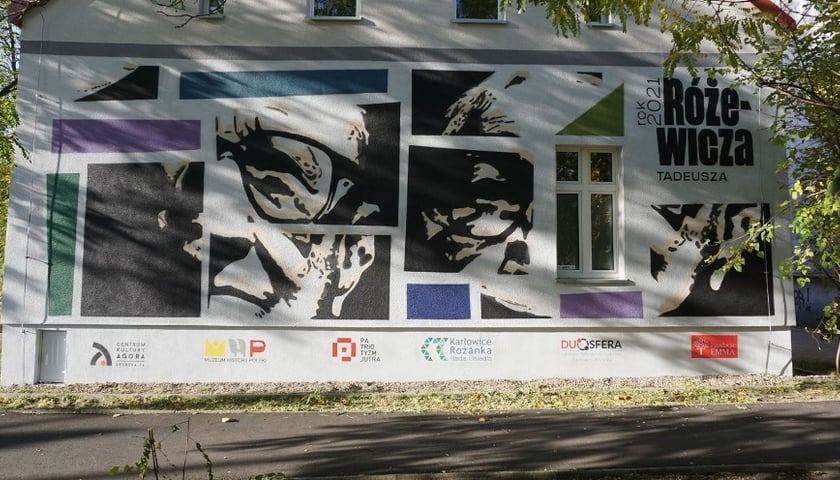 Mural Tadeusza Różewicza przy ulicy Bałtyckiej 8