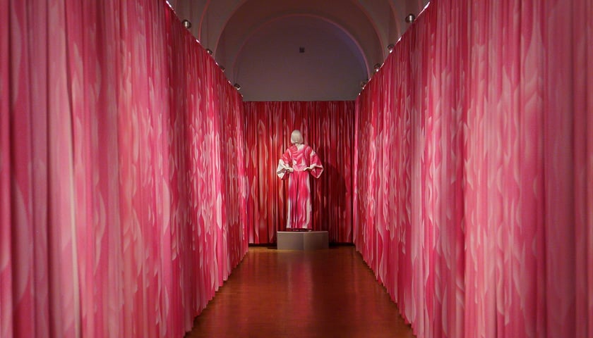 <p>Wystawa &bdquo;Kimono jako doświadczenie. Język sztuki Joanny Hawrot&rdquo; w Muzeum Narodowym we Wrocławiu</p>