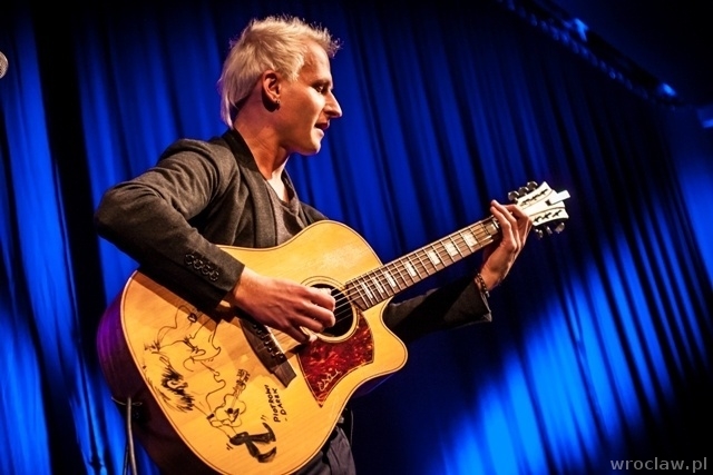 Podróże po strunach: Koncert Piotra Resteckiego w Neon Side