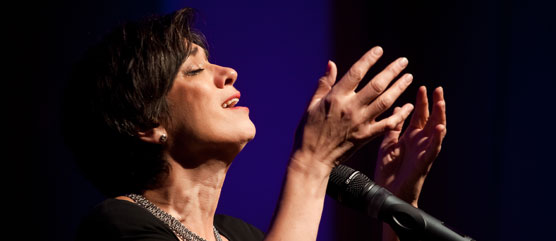 Bente Kahan śpiewa Różewicza