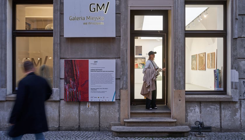 na zdjęciu wejście do Galerii Miejskiej przy ul. Kiełbaśniczej