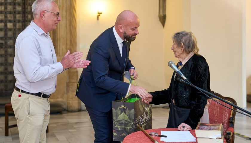 <p>Uroczystość z okazji 93. urodzin poetki Urszuli Kozioł &ndash; życzenia składają prezydent Jacek Sutryk i Jerzy Pietraszek, dyrektor Wydziału Kultury UMW</p>