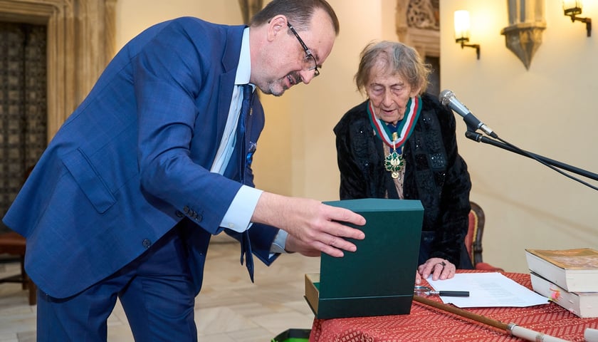 <p>Uroczystość z okazji 93. urodzin poetki Urszuli Kozioł</p>