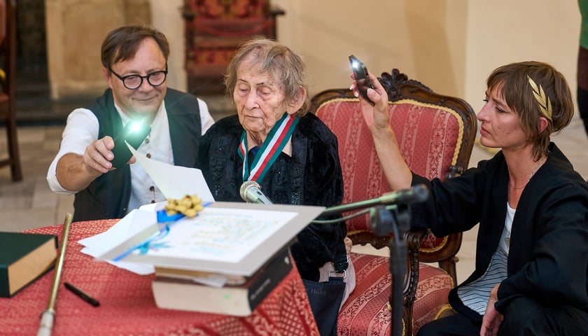 <p>Uroczystość z okazji 93. urodzin poetki Urszuli Kozioł</p>