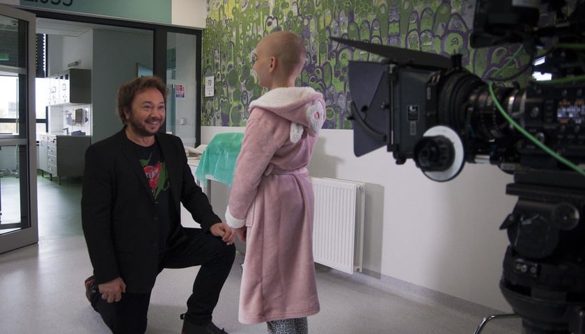 Mietek Szcześniak nagrał teledysk z dziećmi chorymi na raka