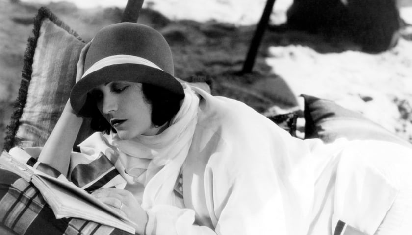 Pola Negri w starym kinie z muzyką na żywo