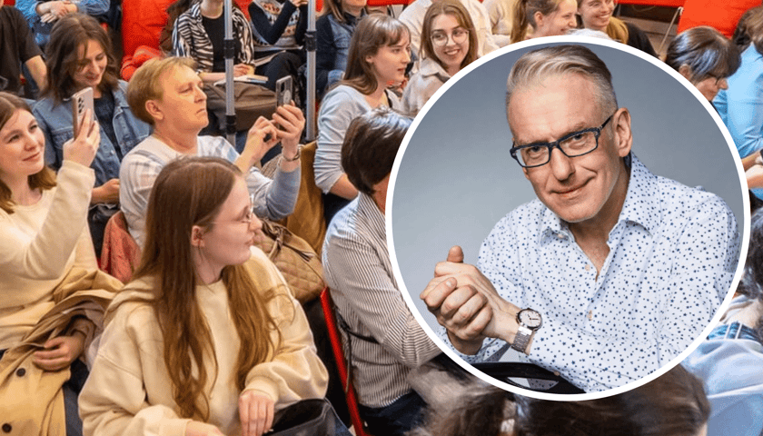 Kolaż dwóch zdjęć: Mariusz Szczygieł, a w tle wypełnione publicznością wnętrze Mediateki