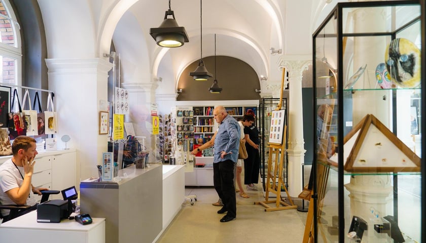 <p>Gadżety w sklepiku Muzeum Narodowego we Wrocławiu</p>
