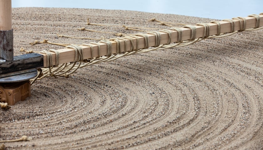 Słynny „Młyn piaskowy” Günthera Ueckera w Pawilonie Czterech Kopuł