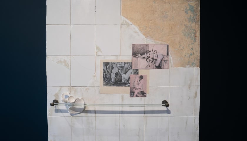 <p>"Studium postawy", kafle, pasta akrylowa, pulment, pigment, plastik, metal, szkło, gips ceramiczny, transfer ścienny na papierze, akryl, gwasz, sklejka, 126 x 126 cm, 2023</p>